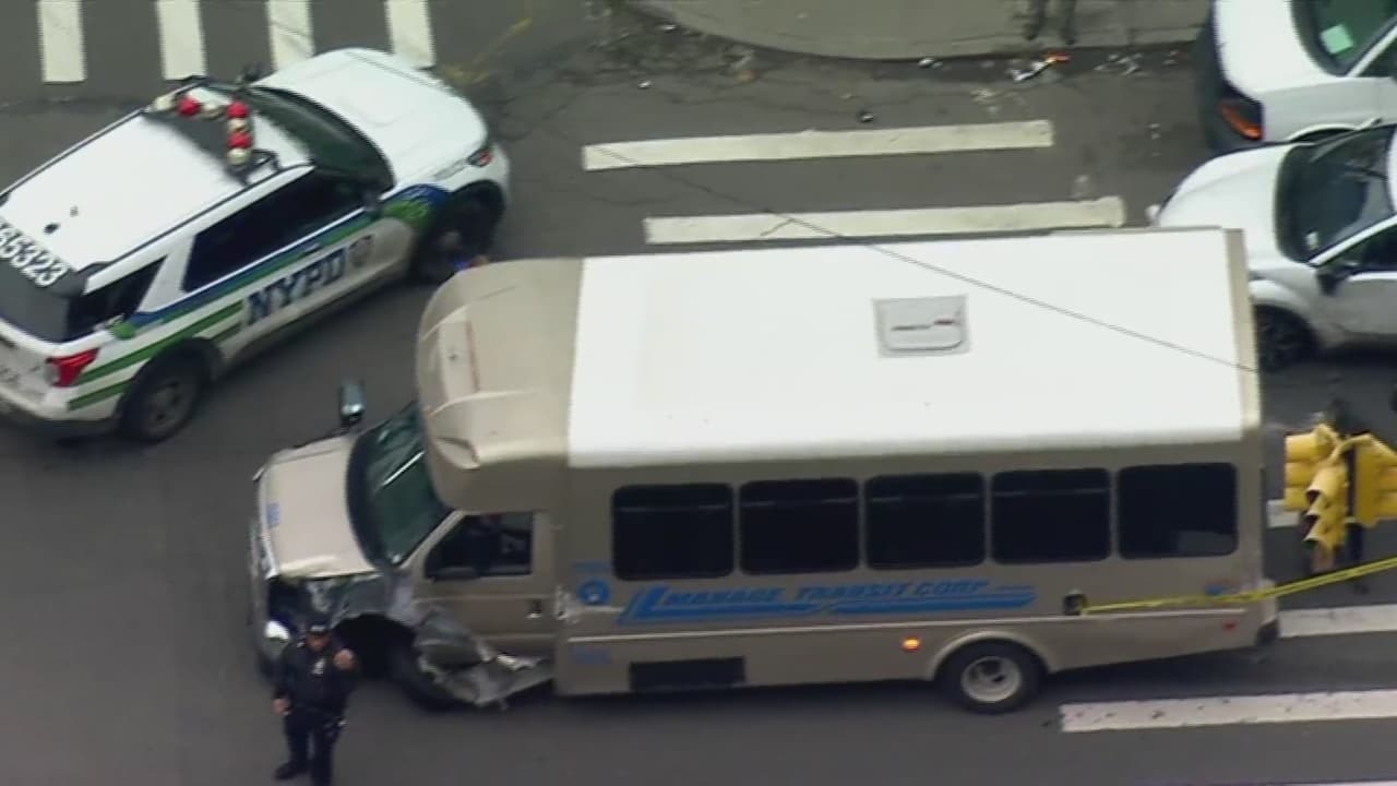Autobús choca contra varios autos en Brooklyn; hay 15 heridos