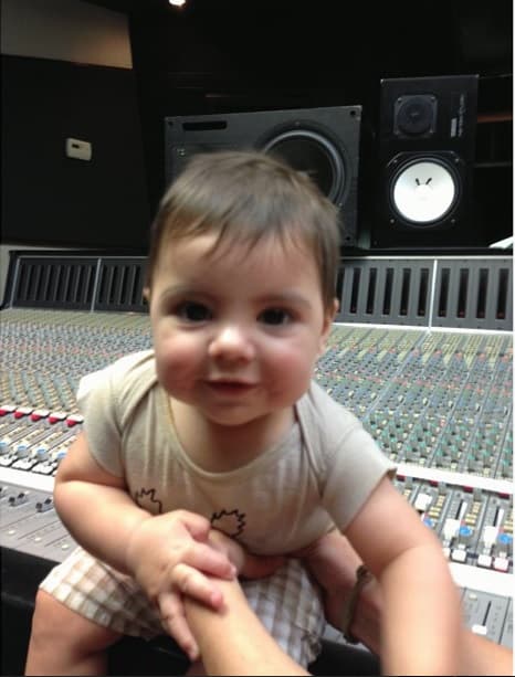 Y también lo llevó a disfrutar de la magia de hacer música en el estudio de grabación.