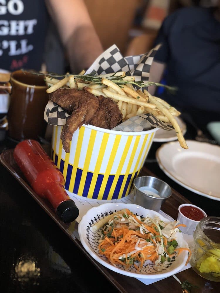 <b>Bud & Marilyn's</b>
<br>1234 Locust St Philadelphia, PA 19107
<br>Teléfono: (215) 546-2220
<br>Sitio web: 
<a href="http://budandmarilyns.com/">http://budandmarilyns.com/</a> 
<br>
<a href="https://www.yelp.com/map/bud-and-marilyns-philadelphia">Cómo llegar</a>
<br>
<br>Sus propietarias lo describen como un restaurante que cuenta con un “menú de inspiración estadounidense y se enfoca en comida reconfortante simple y bien preparada”.