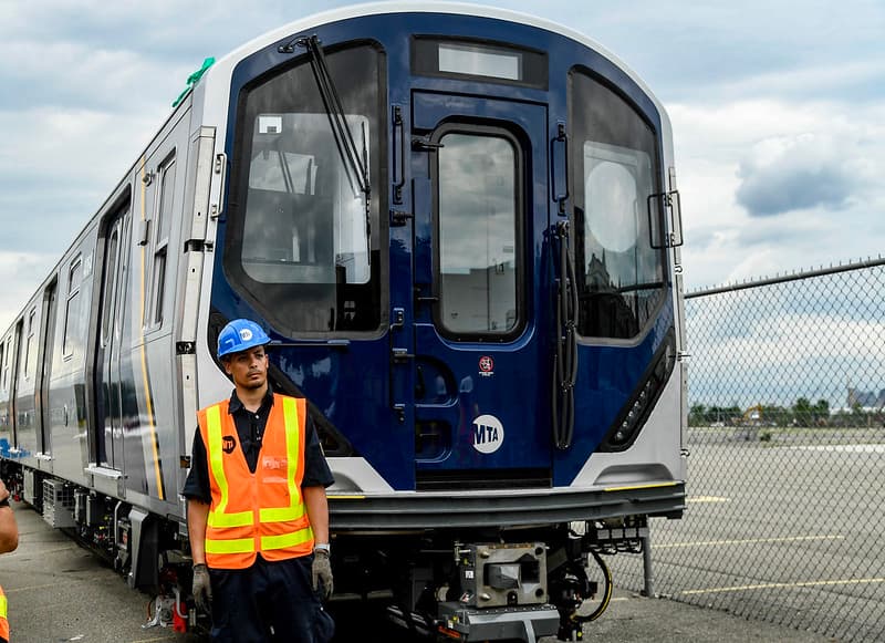 El Comité de Tránsito de la Ciudad de Nueva York de la Junta de la Autoridad de Transporte Metropolitano (MTA, por sus siglas en inglés) aprobó esta semana la compra de 640 nuevos y modernos vagones para su sistema de trenes en NYC. 
<br>
<br>
<br>