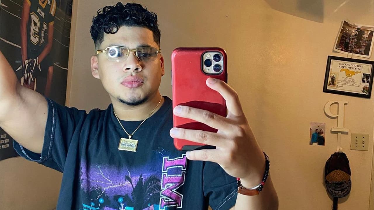 <a href="https://www.univision.com/local/houston-kxln/nrg-park-astroworld-houston-brianna-rodriguez">Rudy Peña</a>, de 23 años, vivía en Laredo, Texas. Su familia habló con 
<a href="https://people.com/music/rudy-pena-astroworld-victim-remembered-by-family-justice-answers/" target="_blank">People</a> y exigió justicia. Su madre es de Durango, México, y es el menor de cinco hermanos.