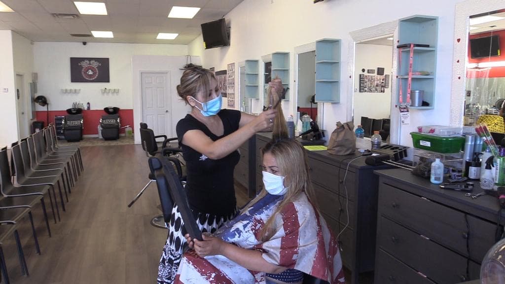 María García, dueña de un negocio de venta de yogurt congelado en Bakersfield.