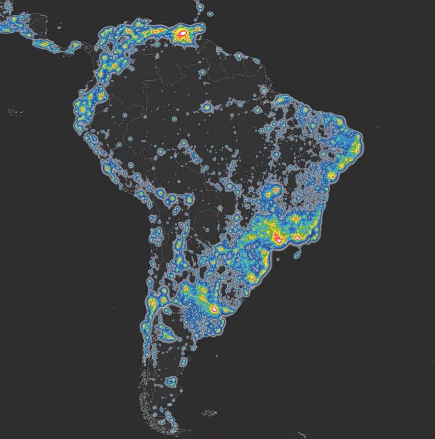 Este mapa muestra la contaminación por luz artificial en Centro y Sudamérica. Conforme más cálido el color, más contaminada es la zona.