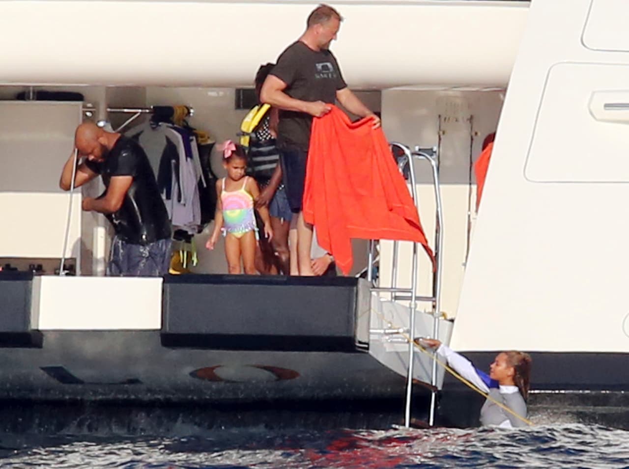 Terminaron regresándola rapidito al yate.
