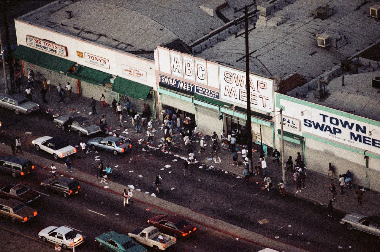 En esta foto captada el 29 de abril de 1992 se observa a gente que saquea un tianguis en el Sur-Centro de Los Ángeles.