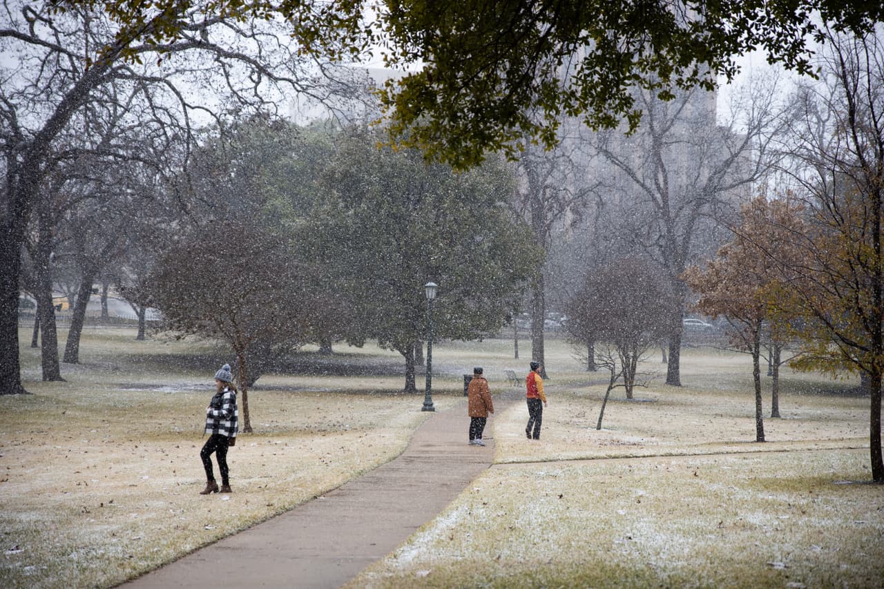 De acuerdo con Austin Energy, al menos 37,000 residentes de la capital texana estaban sin electricidad a primeras horas de la tarde del domingo. De acuerdo con autoridades, hasta este lunes en la mañana, aún hay 400 clientes que no tienen el servicio.