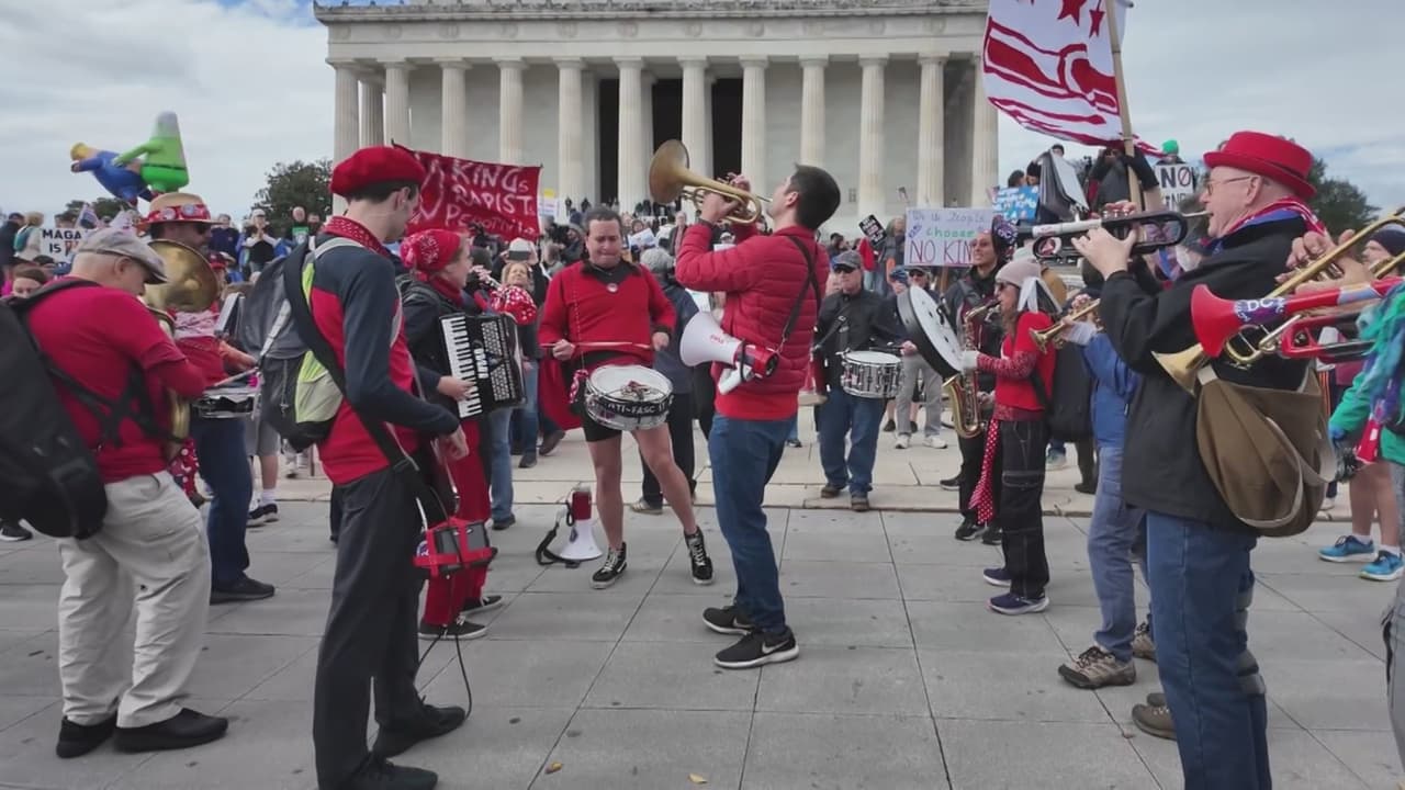 'No Kings': Miles de manifestantes marchan en Estados Unidos e impulsan el voto previo a las elecciones