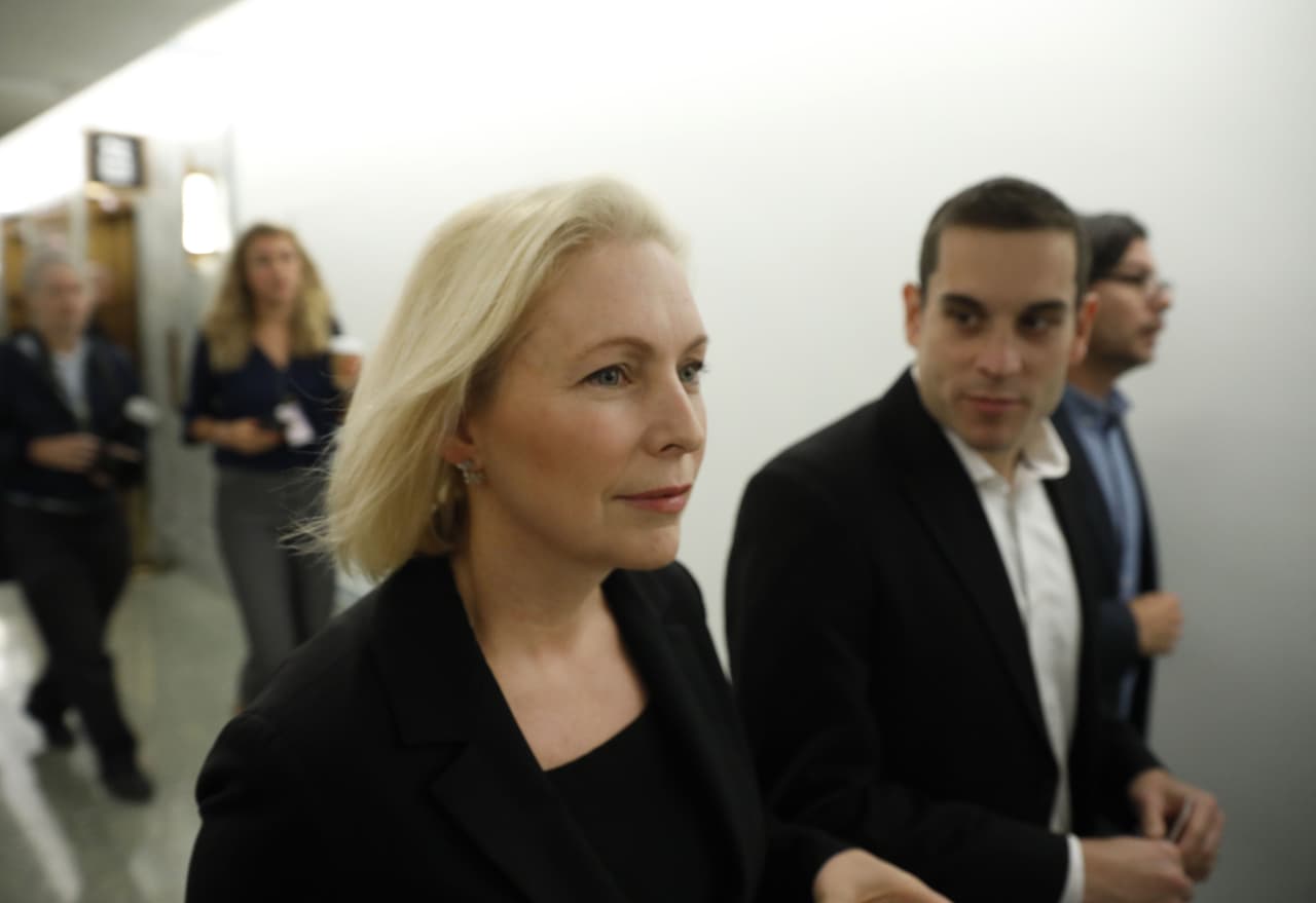 La senadora por Nueva York del Partido Demócrata Kirsten Gillibrand a su llegada al interrogatorio.