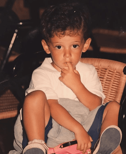 Ruggero Pasquarelli es un cantante y actor italiano, nació el 10 de septiembre de 1993.
<br>