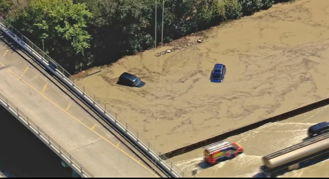 Las autoridades locales informaron que la 
<b><a href="https://www.univision.com/local/houston-kxln/reportan-inundacion-en-la-ih-610-east-loop-todos-las-lineas-estan-afectados">ruptura de la tubería de 96 pulgadas</a></b> de diámetro ocurrió mientras una cuadrilla de trabajadores realizaba trabajos en el área y, al mover un tumulto de tierra, el conducto estalló.