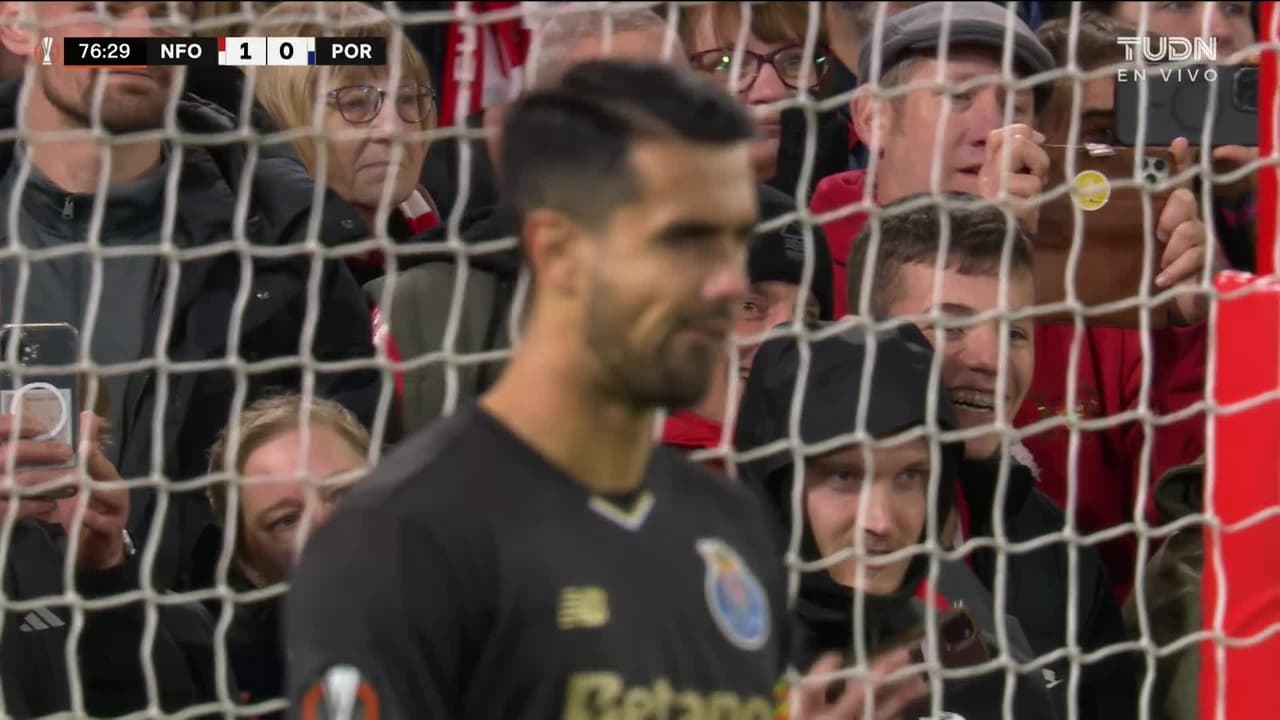 ¡GOL!  anota para Nottingham Forest. Igor Jesus