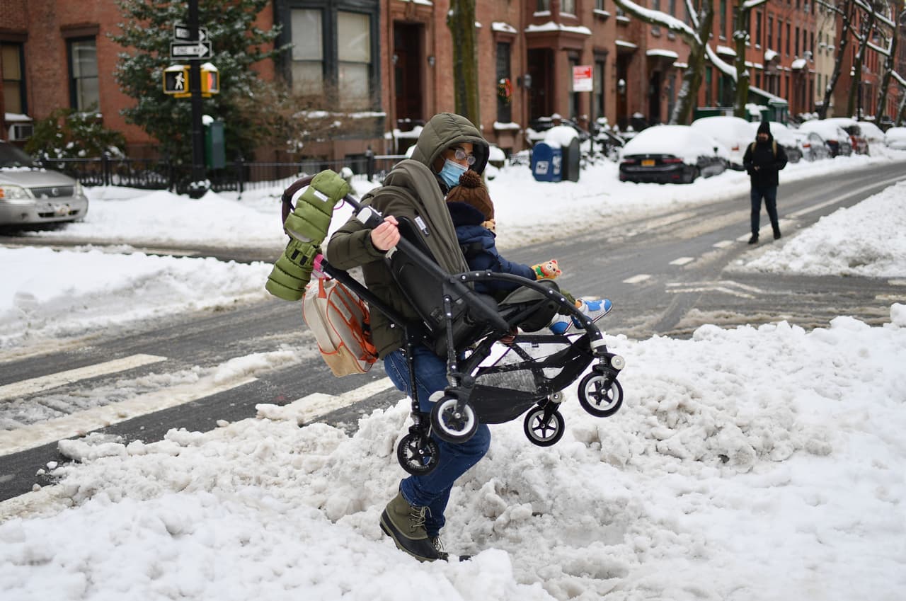 "La vida está volviendo a la normalidad" en NYC tras el paso de la tormenta de nieve