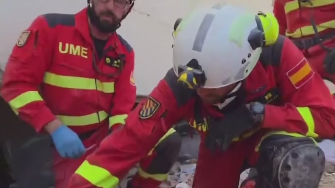 Rescatistas salvan a un recién nacido y a varios menores tras sismos en Venezuela