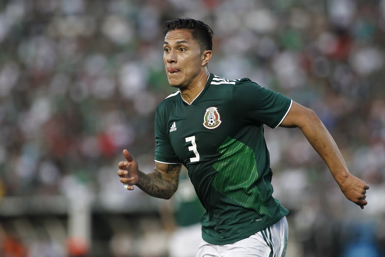 CARLOS SALCEDO
<br>Ingresó al comienzo de la parte complementaria y se colocó como defensa central, posición que domina a la perfección y donde podría ser la solución que tanto busca Osorio. Se proyectó al frente en los balones parados y ganó un córner con su buen juego aéreo.
<br>
<i>Calificación 8</i>