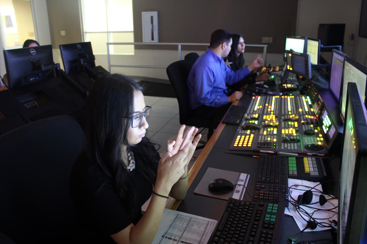 El control room es el lugar donde todo converge. La producción, audio, cámaras, gráficas, iluminación y la dirección técnica.