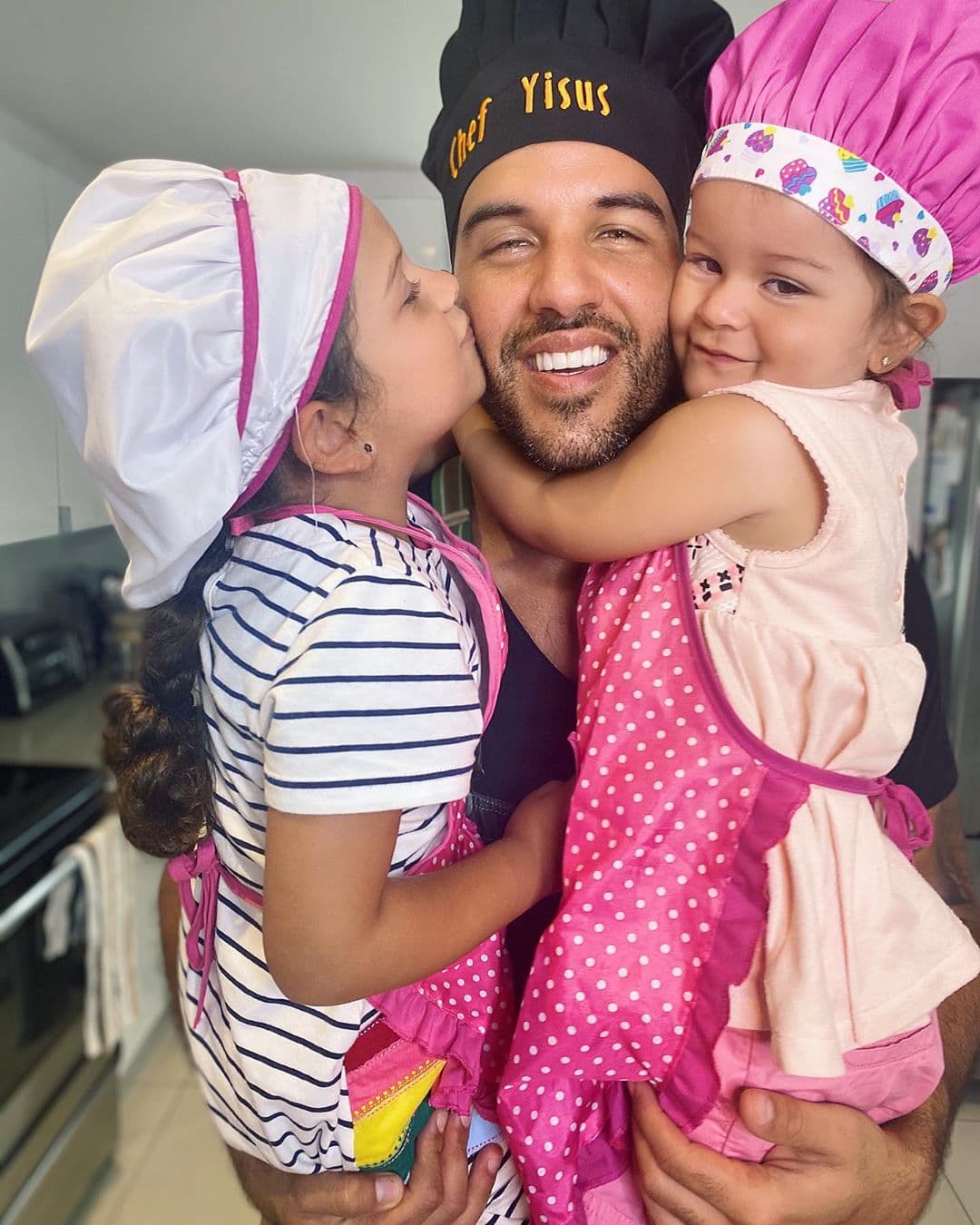 Silvana, quien pronto cumplirá 3 años también goza crear exquisitas recetas con su papi.