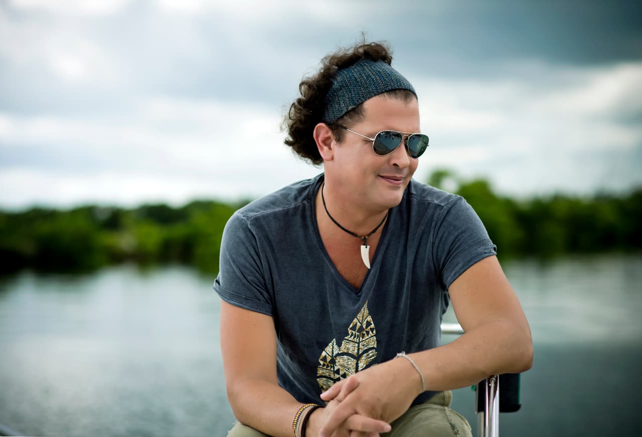 ¿Y cómo no? Si este año Carlos Vives recibe el galardón a Premio a la Excelencia.