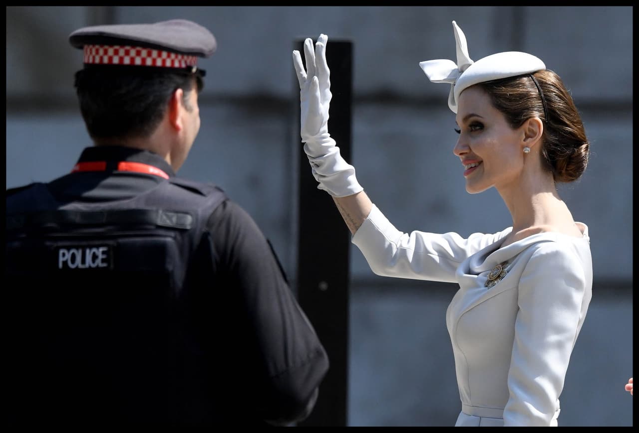 El escote elegido por Jolie dejó parte de los hombros al descubierto, este detalle también lo usó la duquesa de Sussex, en los premios Queen's Young Leaders y en su debut en el Trooping The Colour.