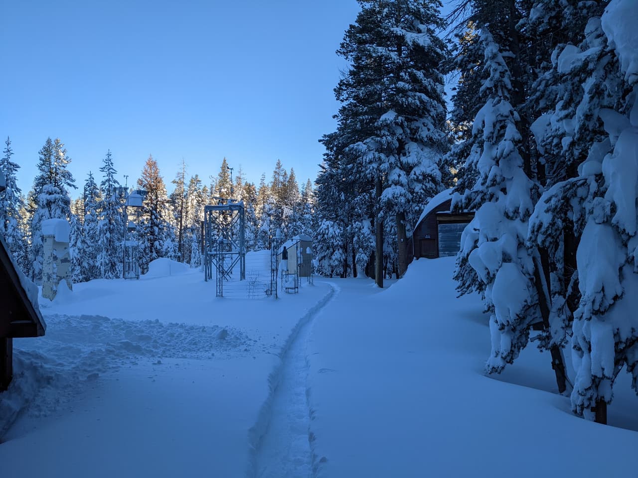 En todo el estado, la capa de nieve está al 97 por ciento del promedio tras una serie de tormentas invernales impulsadas por un 'río atmosférico; una banda de humedad en el cielo sobre el Pacífico que actua como una cinta de transporte para las nevadas.