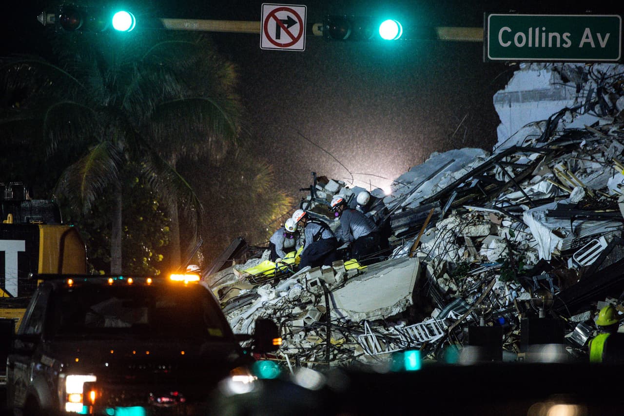 Los bomberos trabajan con los forenses del condado Miami-Dade, para identificar a las víctimas que han encontrado en el derrumbe en las últimas horas.