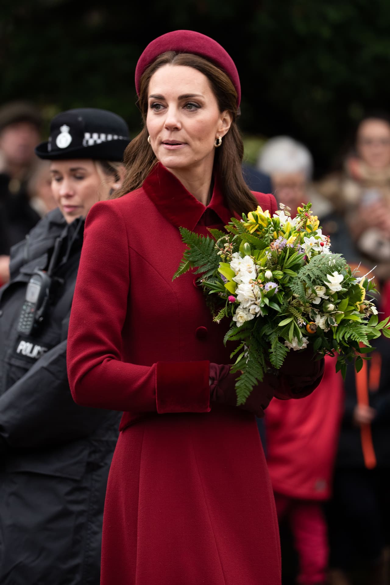Es por ello que
<b><a href="https://www.univision.com/entretenimiento/realeza/lo-sentimos-meghan-hablando-de-estilo-kate-middleton-es-la-que-manda-fotos"> las comparaciones entre Meghan Markle y Kate Middleton</a></b> no se hicieron esperar, pues en internet muchos seguidores de la realeza consideraron que la duquesa de Cambridge jamás aparecería en público con un look tan informal.