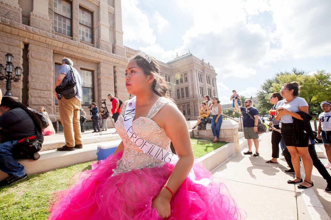 Cada una de las quinceañeras llevaba una cinta cruzada en la que escribieron palabras o frases que expresan su rechazo a la SB4.