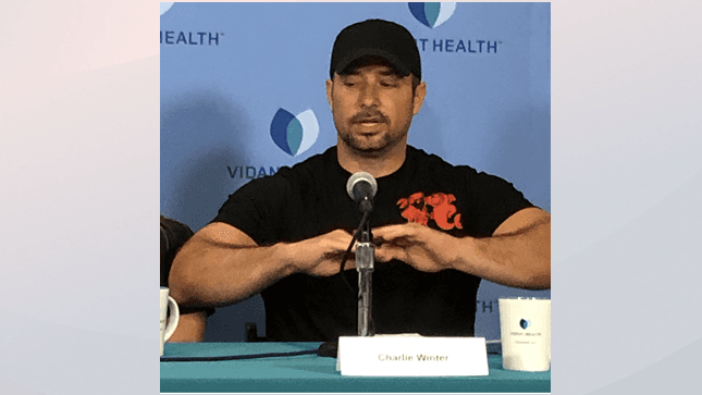 "Una de mis hijas me dijo tiburón, tiene a Paige...cuando volteé el agua estaba rosada y mi hija bajo el agua"...Charlie Winter, padre de joven mordida por tiburón