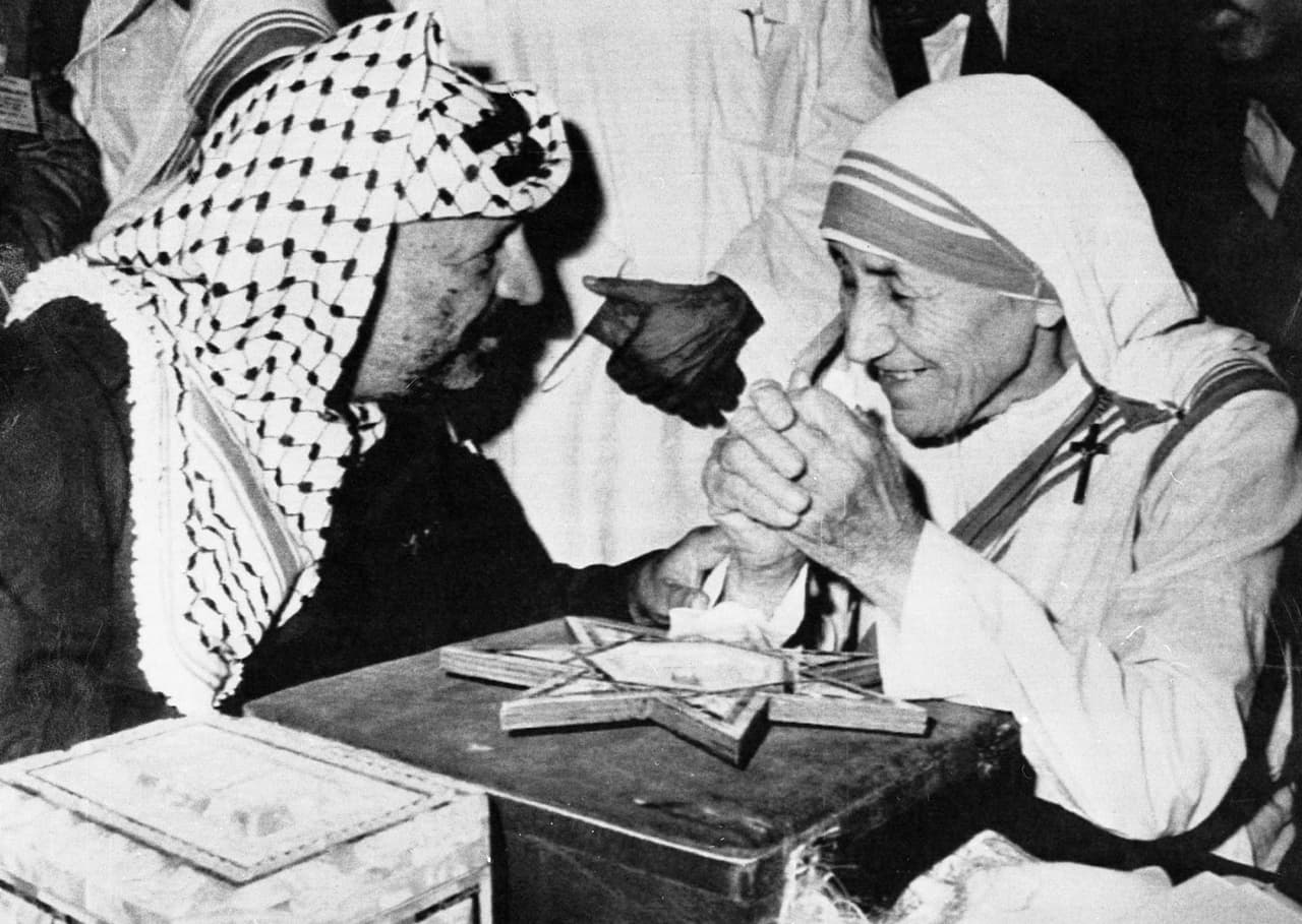 Encuentro entre el líder de la Organización para la Liberación de Palestina, Yasser Arafat, y la Madre Teresa en 1990.