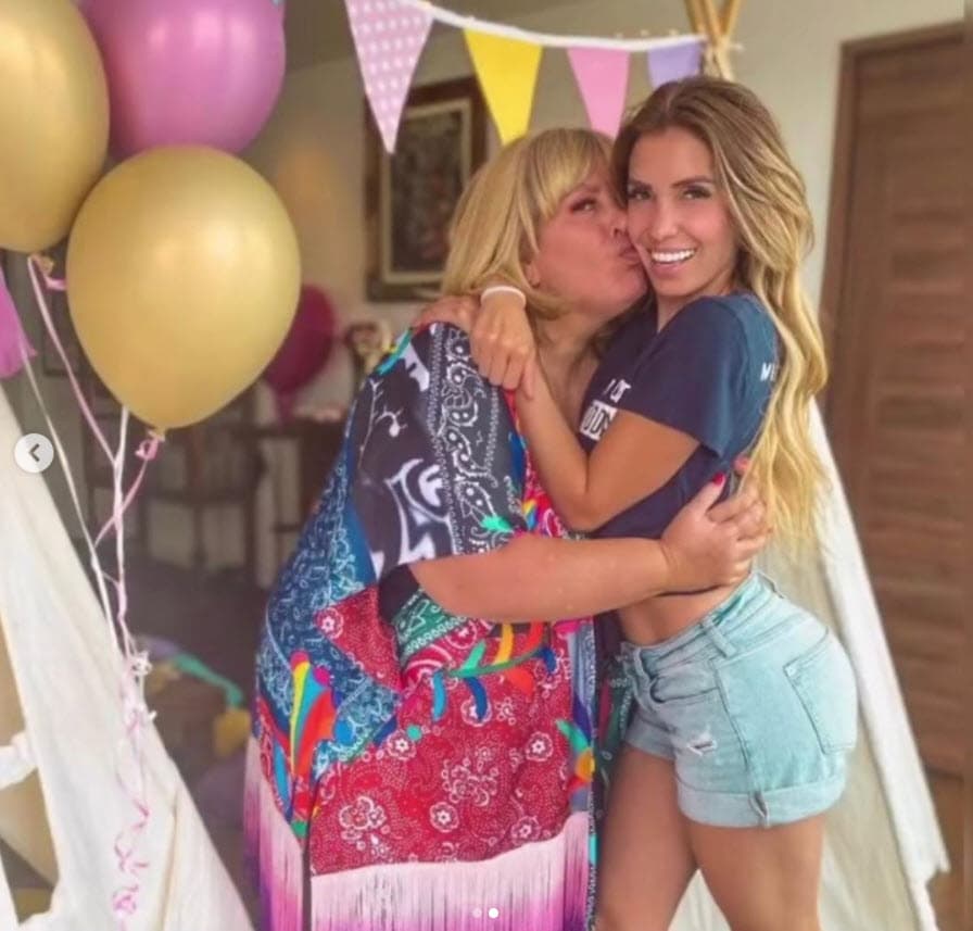 Ahí ha pasado Andrea Escalona las últimas semanas y ha tenido el tiempo para revisar algunas de las pertenencias de su fallecida madre.
<br>