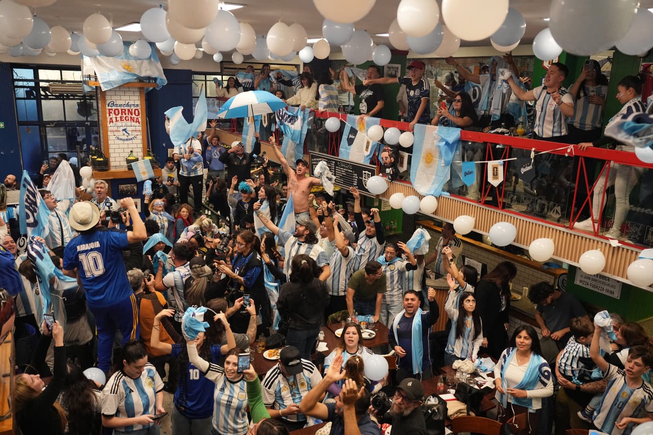 Aficionados celebran la victoria de Argentina sobre Inglaterra en un partido de semifinales de la Copa del Mundo de fútbol en un bar de Buenos Aires, Argentina, el miércoles 15 de julio de 2026.
