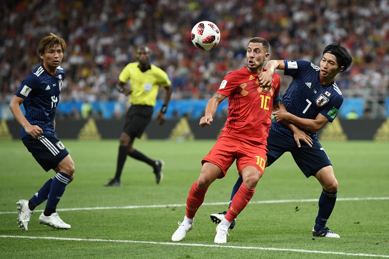 Desde los primeros minutos el volante del Chelsea buscó el control de la pelota y tuvo un duelo personal con Gaku Shibazaki (derecha).