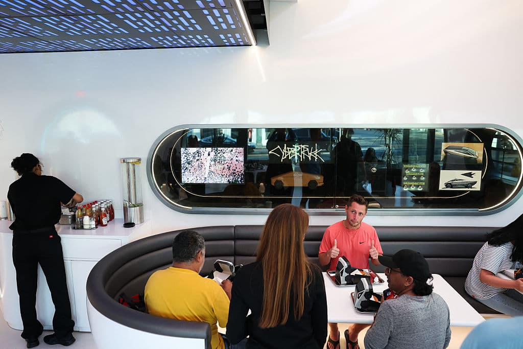 El menú del Tesla Diner le fue encargado al chef Eric Greenspan, autor del libro 'The Great Grilled Cheese Book' y conocido por sus emprendimientos en el mundo de los restaurantes desde Los Ángeles, California.