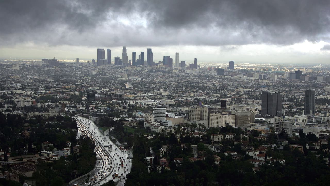 Tormenta invernal amenaza con cerrar pases de montañas y carreteras en el sur de California