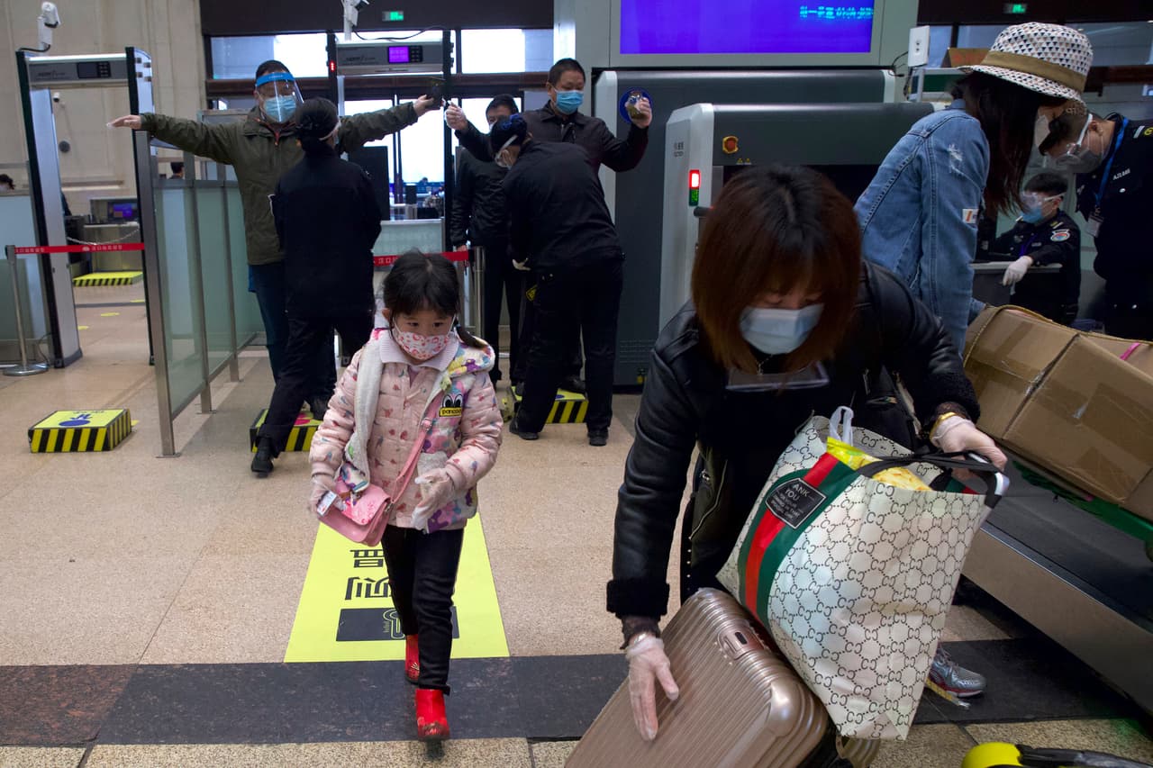 En cuestión de horas, unas 65,000 personas habían dejado la ciudad solo en trenes y aviones, según medios locales. En la fotografía pasajeros en la estación Hankou, después de la reanudación de los servicios.