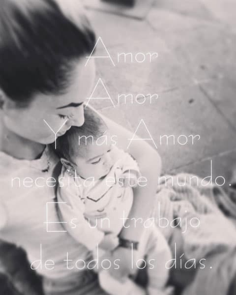 Por eso después de casi tres meses de que Mila nació, la guapa actriz sorprendió al publicar la primera fotografía donde se ve junto a ella en las redes sociales. "Amor, amor y más amor necesita este mundo. Es un trabajo de todos los días".