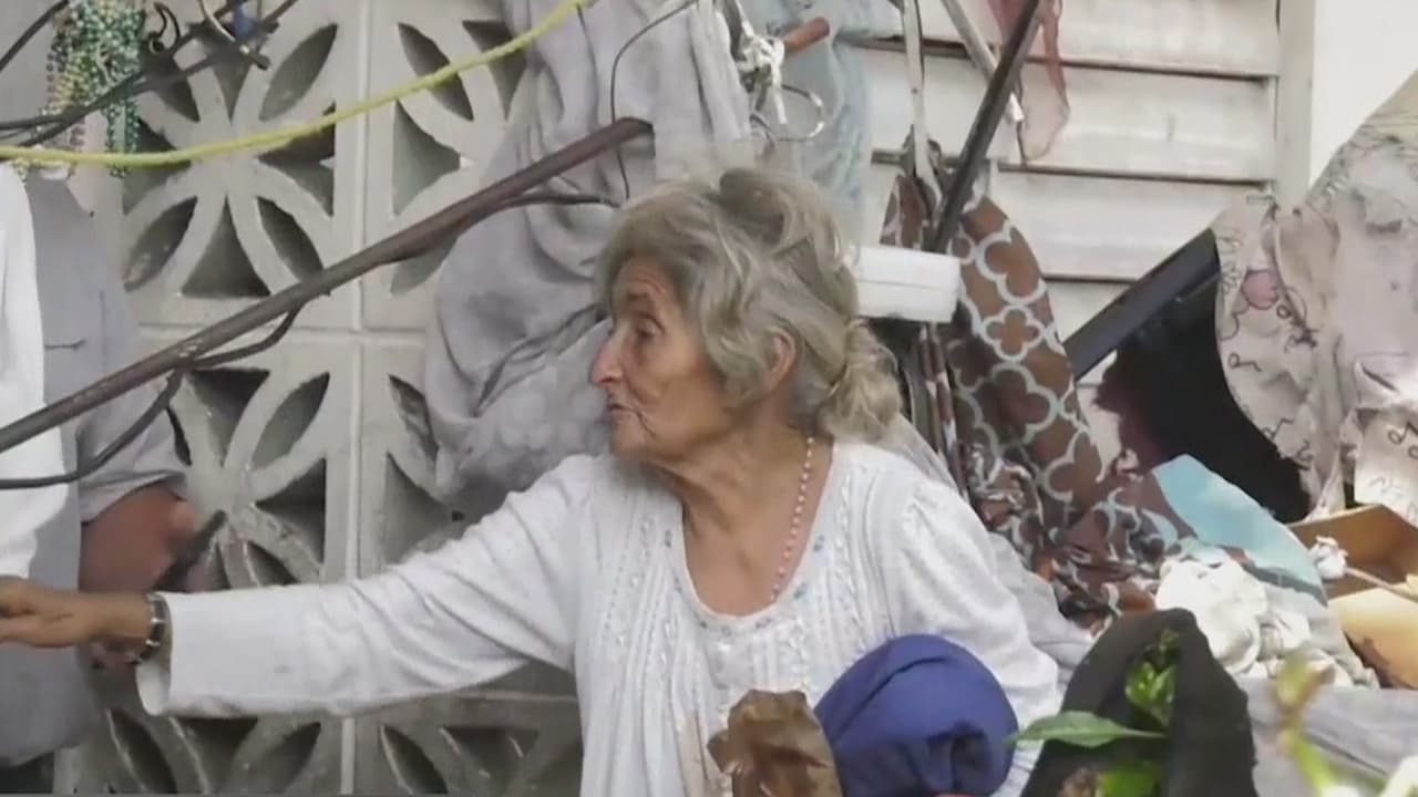 Entre escombros y basura: así vive esta mujer de 76 años en Aguada