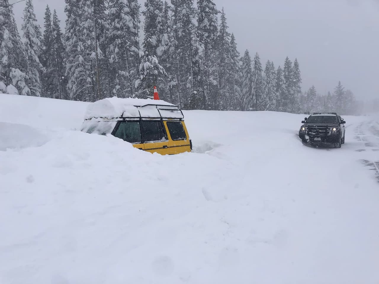 Temperaturas congelantes, nevadas rompen récord, avalancha: una ráfaga ártica golpea la Sierra Nevada y el noroeste