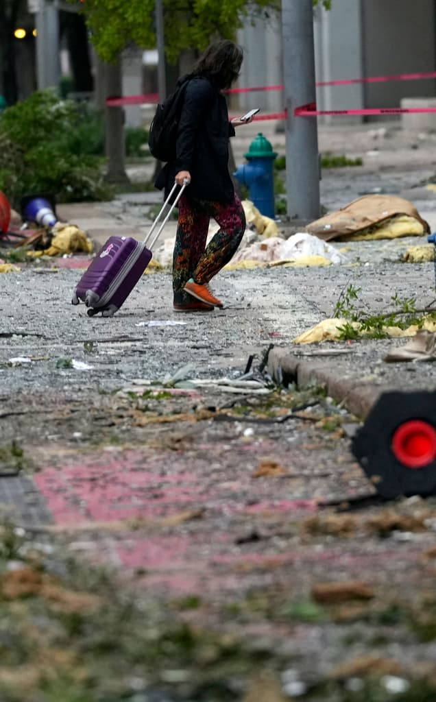 Temprano este viernes, en el centro de la ciudad, una mujer arrastraba su maleta entre los escombros. Hay muchos vidrios porque 
<b><a href="https://www.univision.com/local/houston-kxln/en-imagenes-los-estragos-que-dejan-las-tormentas-en-houston-hay-arboles-caidos-y-estructuras-afectadas-video" target="_blank">los fuertes vientos hicieron estallar las ventanas</a></b> de algunos edificios.