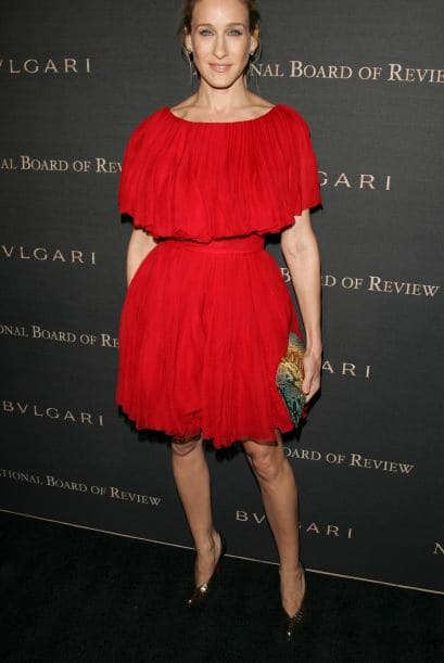 Este vestido en color rojo le favorece mucho a la actriz.