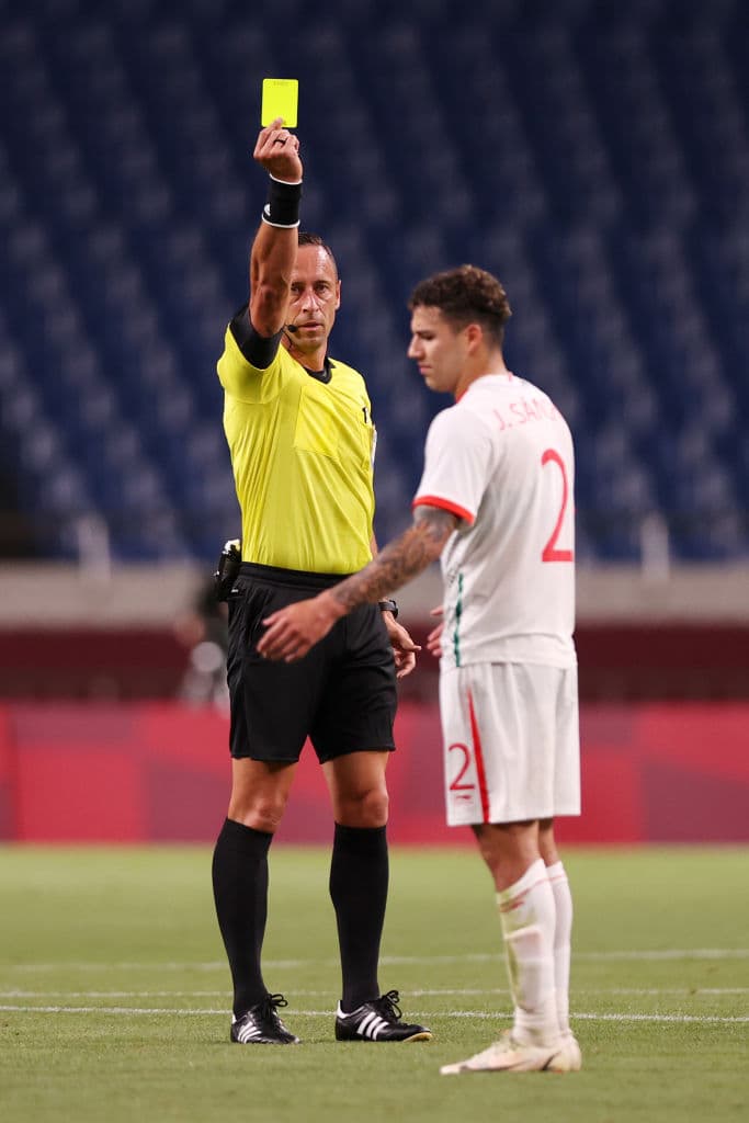 La selección mexicana cae ante los locales 2-1 durante su segundo partido en los Juegos Olímpicos de Tokyo 2020. México se jugará su pase a Cuartos de Final el miércoles ante Sudáfrica. Takefusa Kubo anotó el primer tanto para la escuadra nipona, seguido de Doan al 11'; el 'Piojo' Alvarado anotó al minuto 85' pero no le alcanzó a la escuadra azteca.