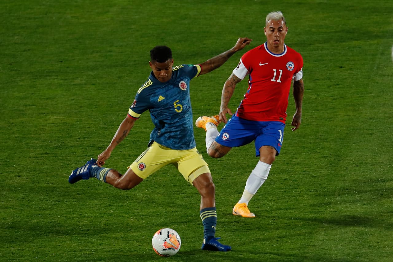 Colombia conisgue llevarse un valioso punto en el último minuto al empatar 2-2 en su visita a Chile.