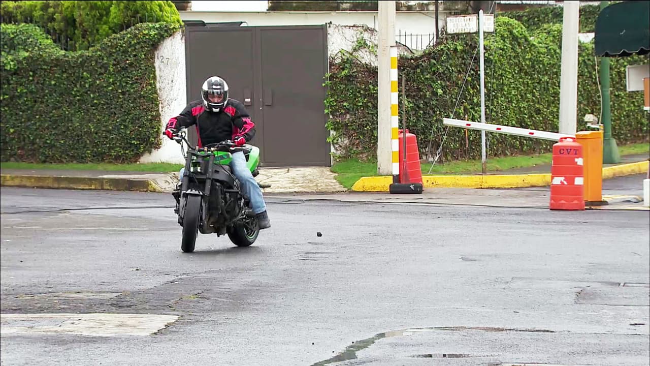 ¡Cuidado David! El novio de Regina salió disparado en su moto.