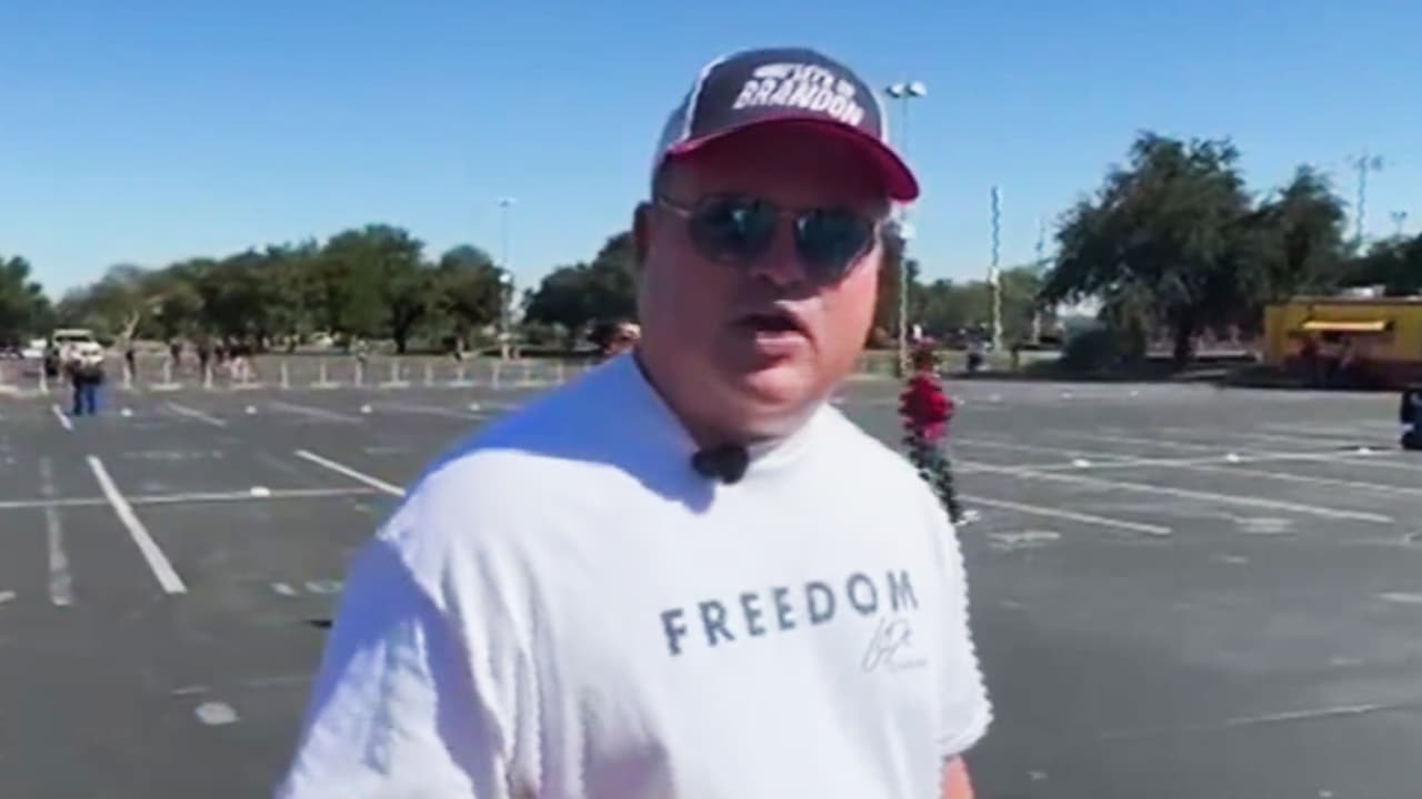 Simpatizantes de Trump llegan al Freeman Coliseum para apoyarlo en su gira de cara a las elecciones de medio término