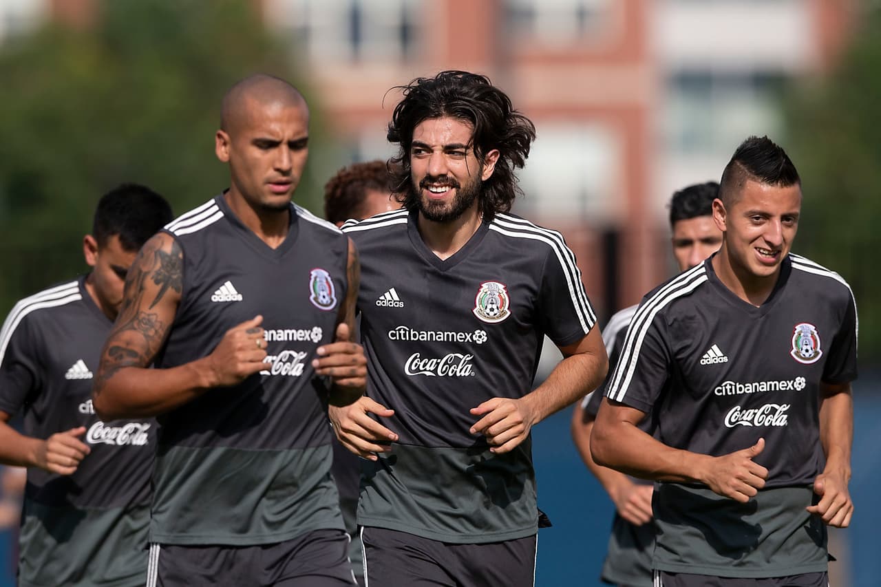 Integrantes y cuerpo técnico de la Selección Mexicana de fútbol no perdieron el tiempo y luego de su llegada a la ciudad de Chicago, se pusieron a entrenar en las instalaciones de la Universidad de Illinois. El entrenador Gerardo 'Tata' Martino dirigió la práctica para iniciar con la preparación en ruta al importante duelo por la Final de la Copa Oro ante Estados Unidos.