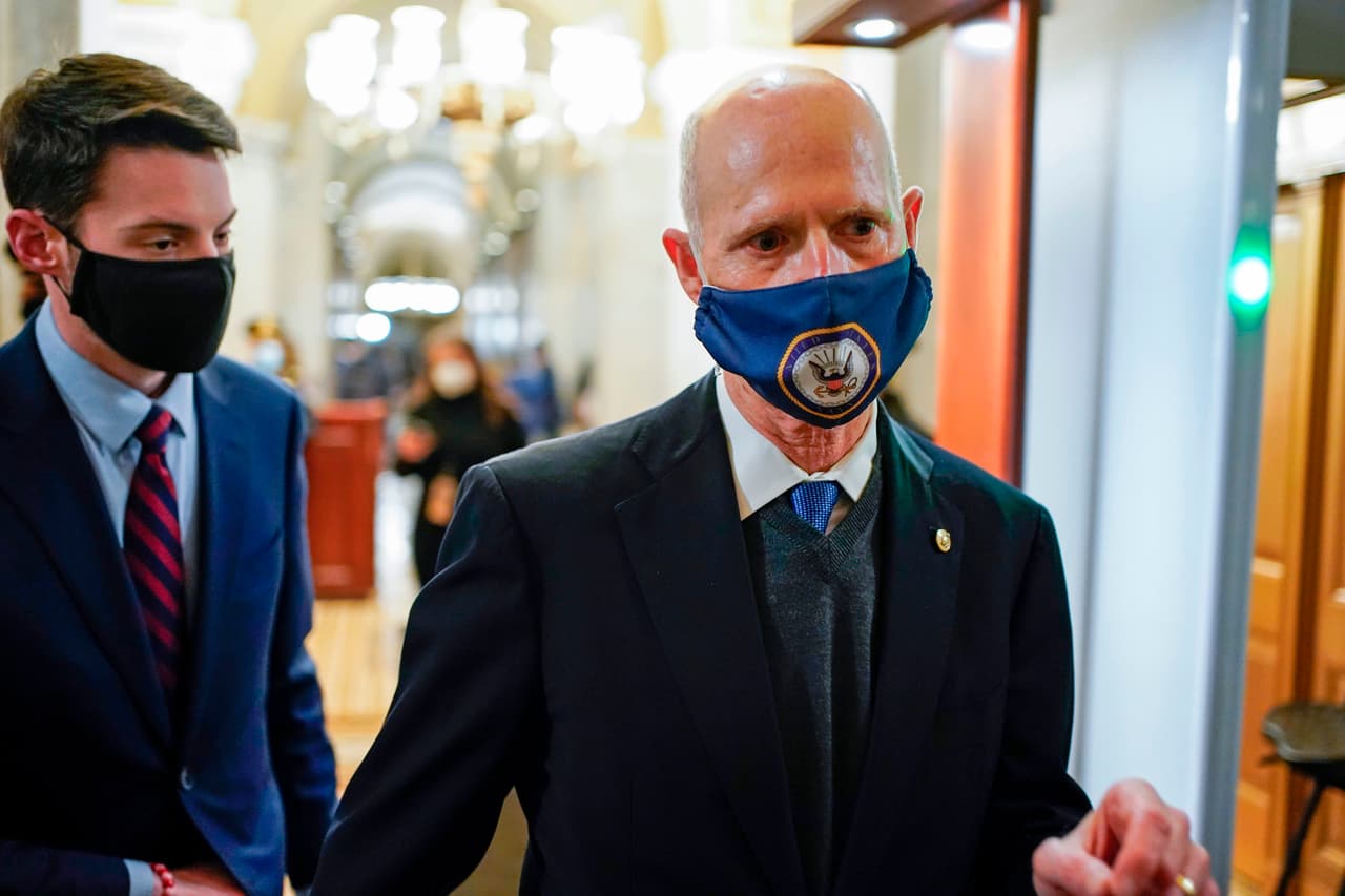 Por su parte, el senador 
<b>Rick Scott</b>, republicano por Florida, dijo a los periodistas 
<b>después de ver los videos que el juicio del Senado es una "completa pérdida de tiempo"</b>. Cuando se le preguntó si cree que Trump tiene alguna responsabilidad dijo: "Mira, he dejado claro que desearía que el presidente hubiera dicho algo más rápido. Nunca dijo que alguien debería irrumpir [en el Capitolio]”, señaló.