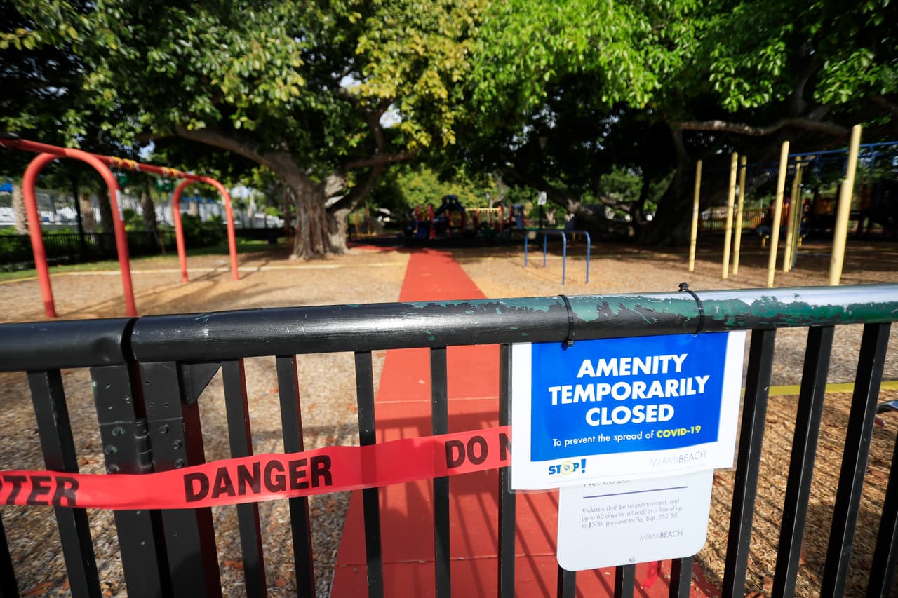 Los parques infantiles seguirán cerrados por el momento.