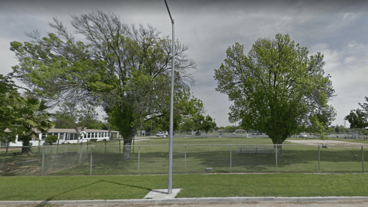 <b>SÁBADO 31 DE JULIO (5 a 7 pm). </b>
<a href="https://www.google.com/maps/place/Fink+White+Park/@36.7362724,-119.8092075,16.25z/data=!4m5!3m4!1s0x809460b9437c35c3:0x4e251399fcc7cafa!8m2!3d36.7371576!4d-119.8083209?hl=es">Fink-White Park</a>. En este parque puedes hacer un tener un agradable día de picnic y además aplicarte la vacuna contra el coronavirus. Para vacunarse no es necesario ningún registro previo. Dirección: 535 S Trinity St., Fresno.
<br>