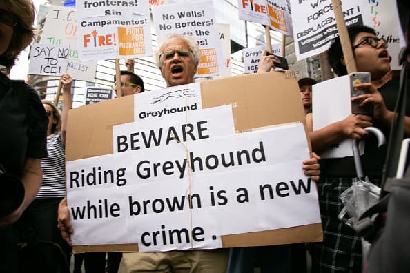 Los manifestantes creen que la compañía no debería permitir que en sus autobuses haya operativos o redadas de autoridades contra inmigrantes sin documentos.
<br>