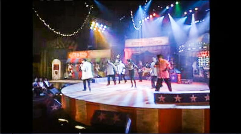 El grupo tejano, La Mafia, cantó 'Me duele estar solo'. Más adelante esa noche recibieron el premio a Mejor Grupo Pop del Año.