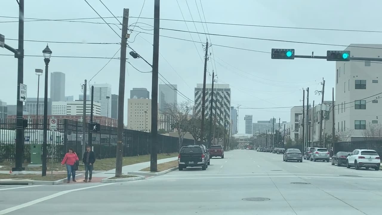 Si no hay un cruce peatonal pintado en el pavimento en un semáforo o alto, debes de detenerte 10 pies antes para que las personas puedan cruzar la calle.